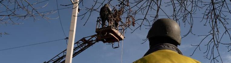 Elektrotechniker der Firma DTEK reparieren eine Stromleitung in der Region Donezk (Ukraine, 19.11.2024)