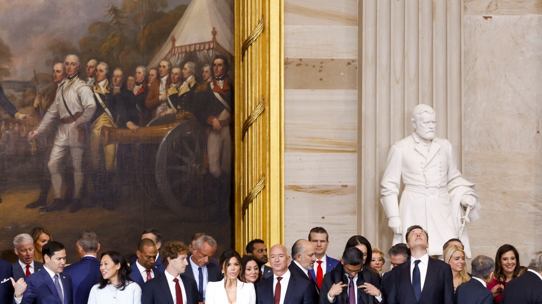 US Senator Marco Rubio (2-L), Priscilla Chan, Meta CEO Mark Zuckerberg, Lauren Sanchez, businessman Jeff Bezos , Alphabet’s CEO Sundar Pichai, and businessman Elon Musk, zwischen anderen Gästen bei der Amtseinführung von Donald Trump im US Capitol in Washington, DC, 20.01.2025