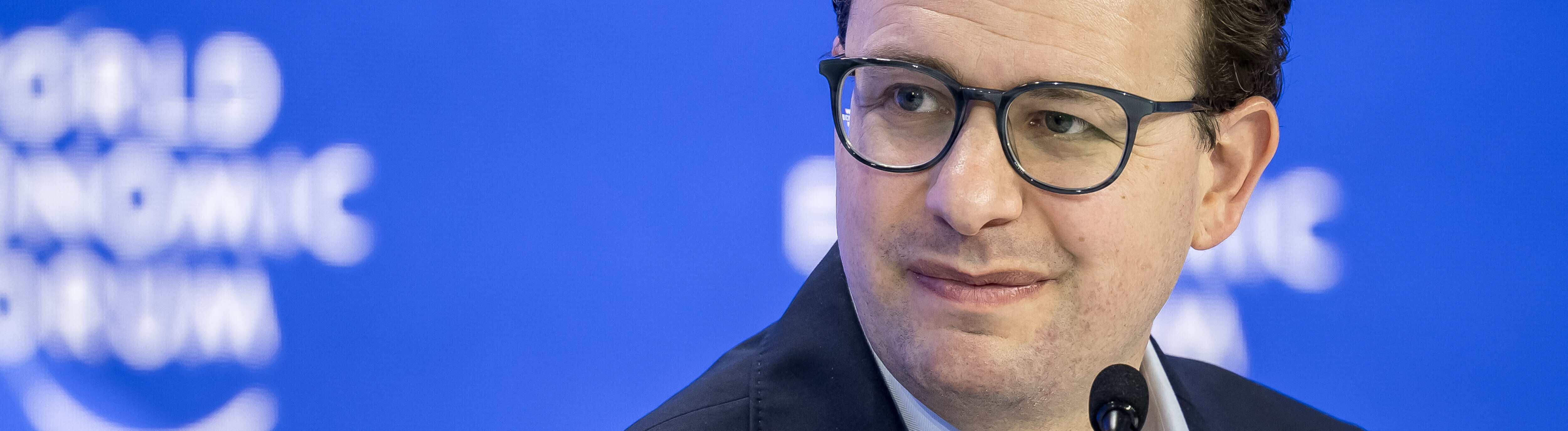 Dario Amodei, Mitbegründer von Anthropic, sitzt am Mikrofon einer Sitzung zum Thema KI während der Jahrestagung des Weltwirtschaftsforums (WEF) in Davos (23.01.2025, Schweiz)