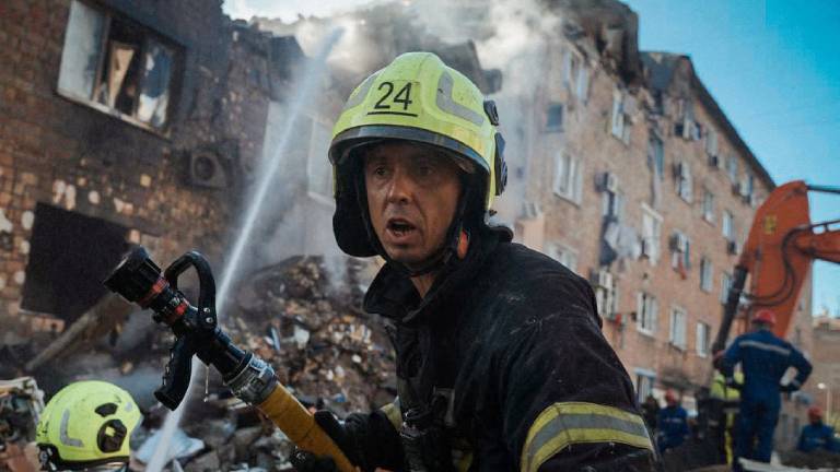 Feuerwehrleute löschen das Feuer, das nach dem Angriff einer russischen Drohne auf ein Wohngebäude ausgebrochen und es zerstört hat
