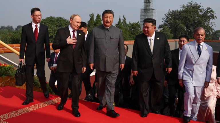 Die russischen, chinesischen und der nordkoreanischen Machthaber am 3. September 2025 auf dem Weg zu ihrem Platz auf der Tribüne zur Abnahme der Militärparade auf dem Tiananmen-Platz in Peking