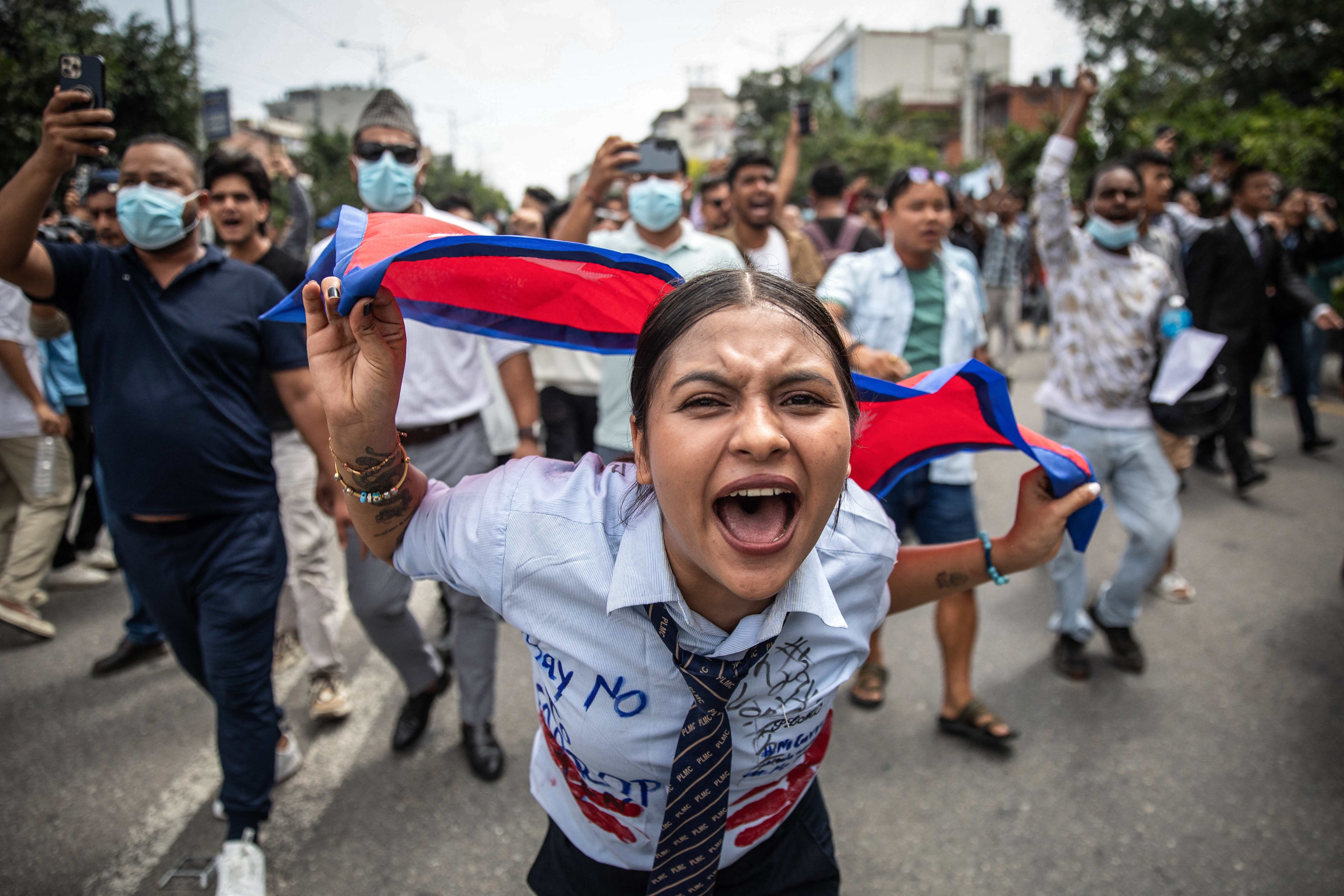Demonstrantin schreit in die Kamera während eines Protests vor dem Parlament in Kathmandu, Nepal (8.09.2025)