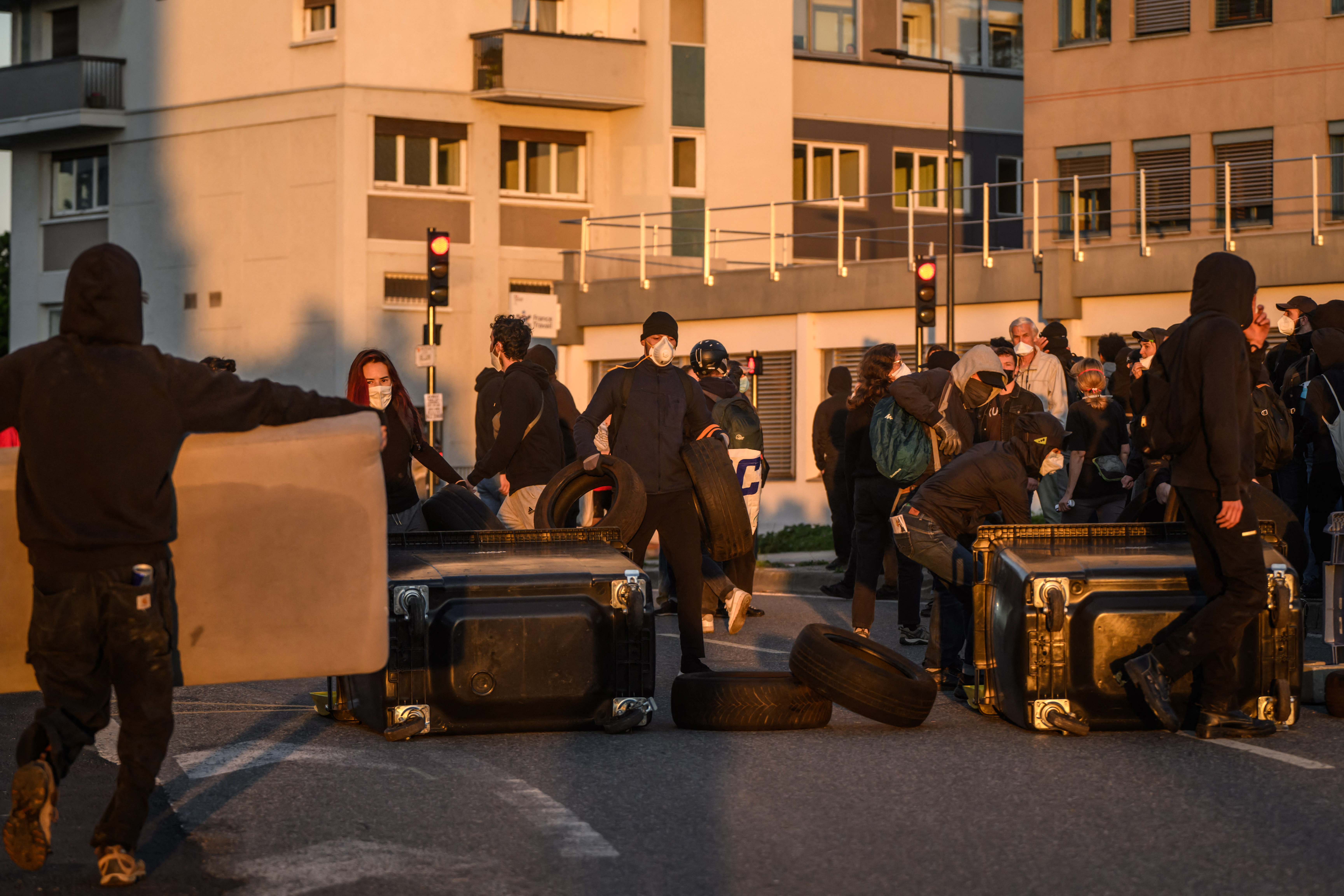 Protestierende haben eine Barrikade unter anderem aus Mülltonnen in einer Straße von Toulouse, Frankreich gebaut (10.09.2025)
