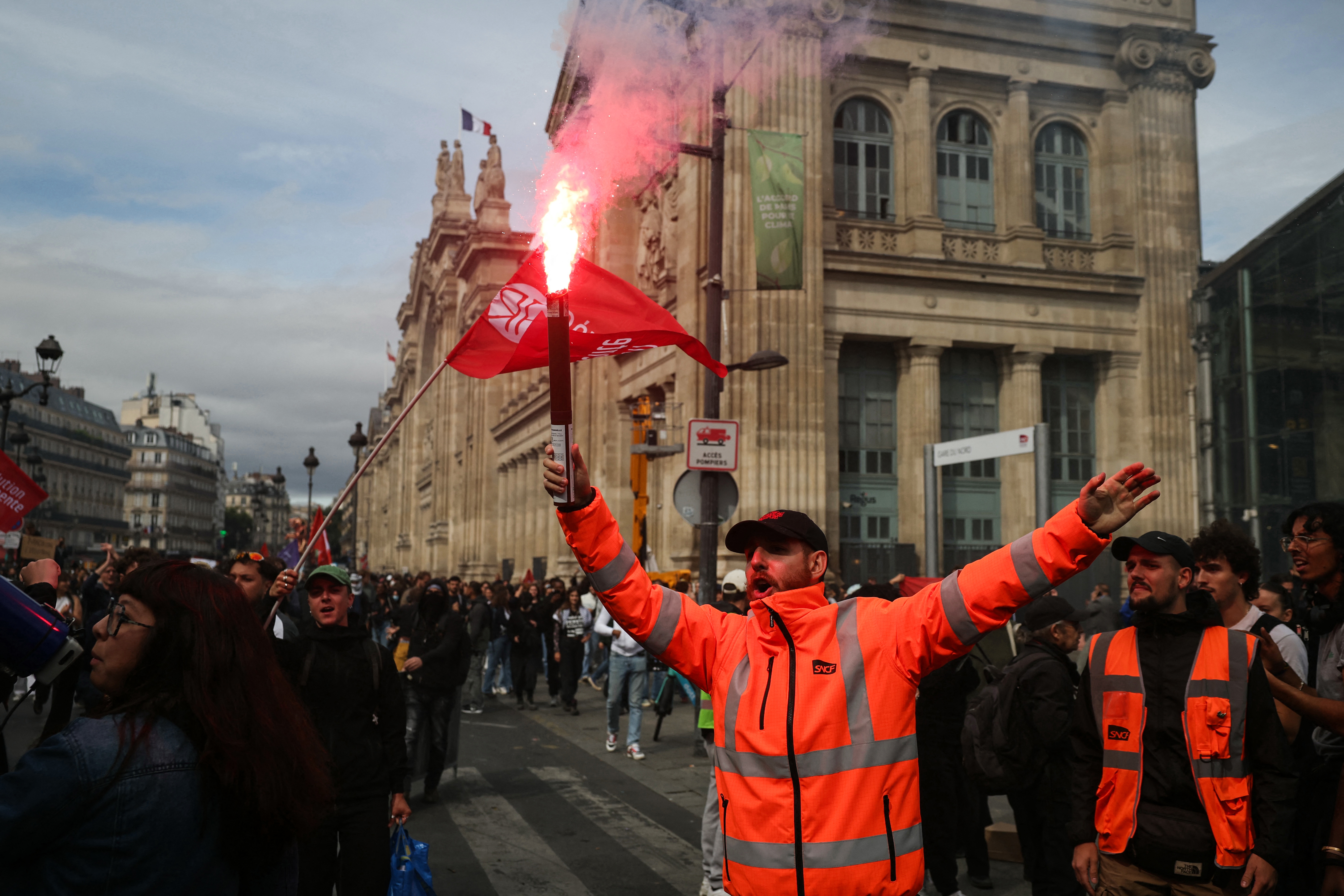 Demonstrant hält Rauchfackel am Bahnhof "Gare du Nord" in Paris, Frankreich (10.09.2025)