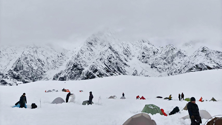 Dieses Foto, zeigt Wanderer im tiefen Schnee am Tangxiang-Camp im Karma-Tal am Fuß des Mount Everest in Tibet auf einer Höhe von fast 5000 Metern.