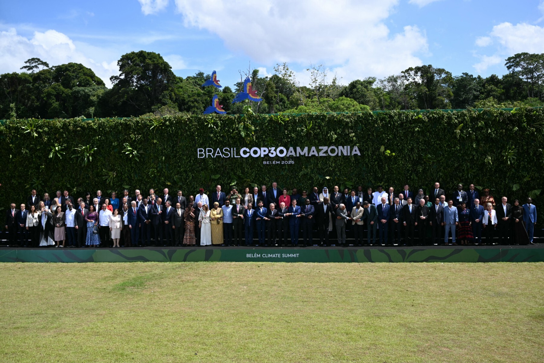 Gruppenfoto bei der 30. Weltklimakonferenz in Brasilien, Belem.