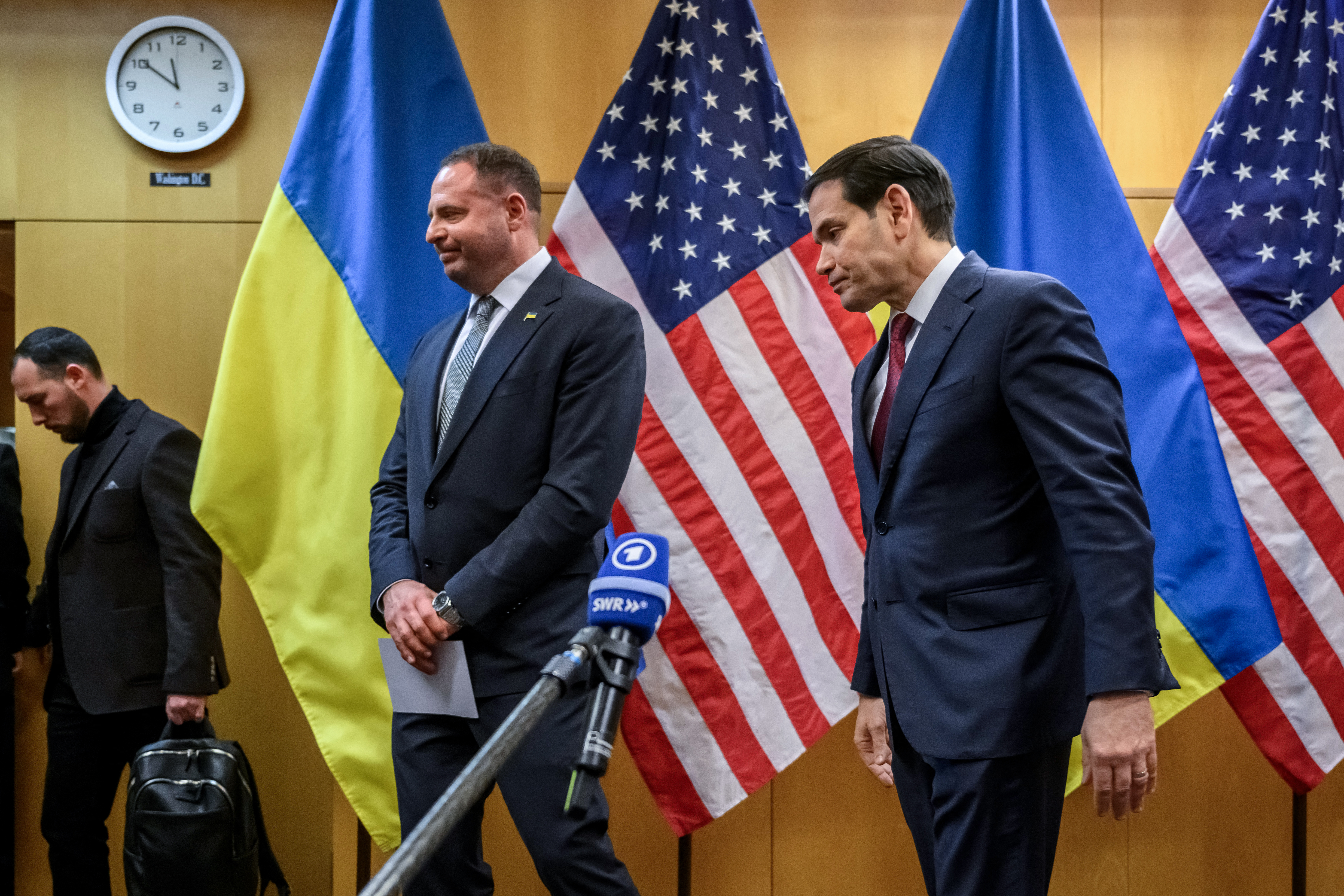 US-Außenminister Marco Rubio und der Ukrainische Unterhändler Andriy Yermak beim Verlassen der Pressekonferenz nach Gesprächen zu einem sogenannten Friedensplan der USA in Genf