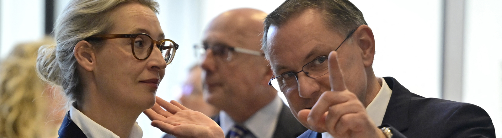 Alice Weidel und Tino Chrupalla, die AfD-Vorsitzenden, im Porträt.