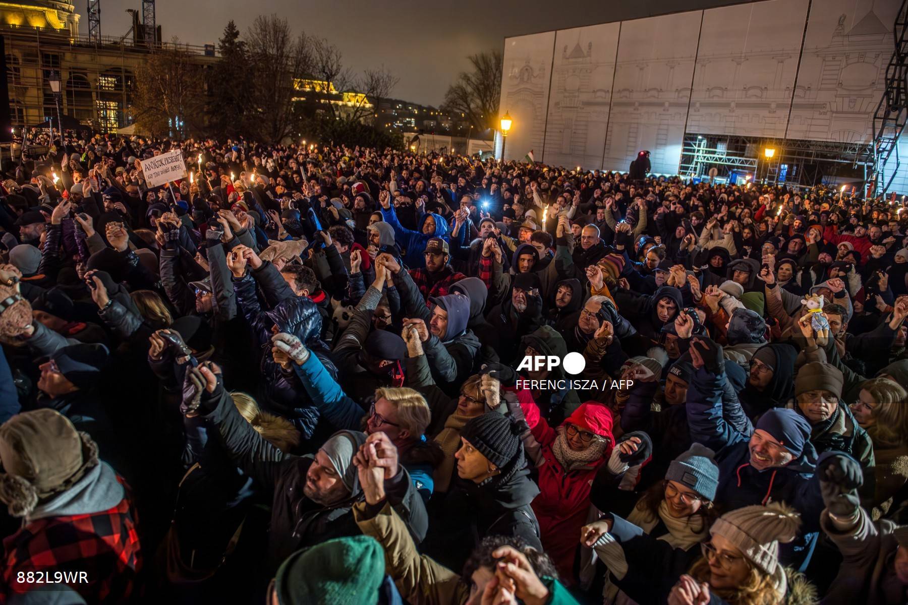 Menschen in Budapest halten sich an den Händen. Sie protestieren vor dem Amtssitz von Ministerpräsident Viktor Orban und fordern seinen Rücktritt.