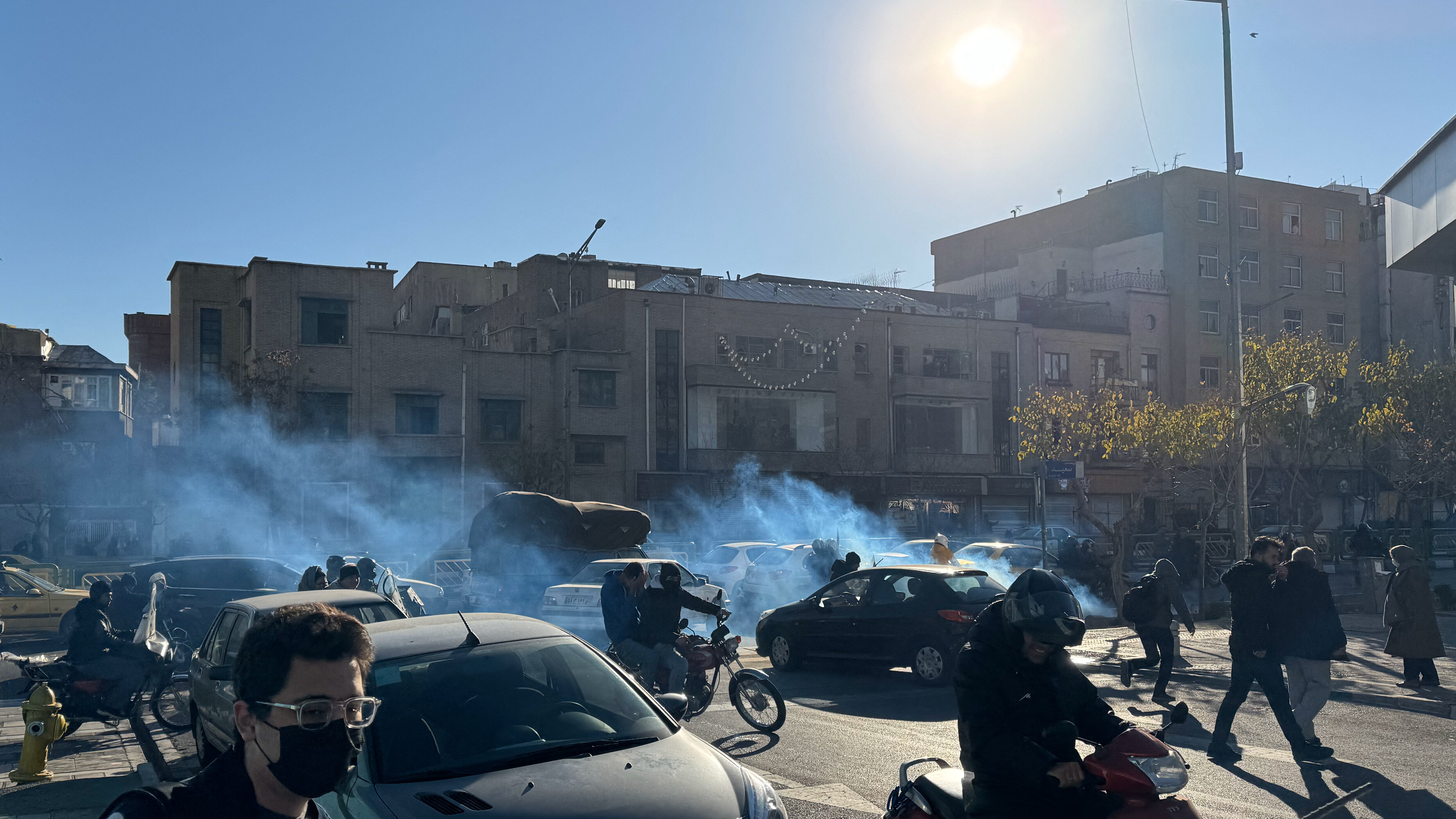 Ladenbesitzer und Händler protestieren am 29. Dezember 2025 in Teheran auf der Straße gegen die wirtschaftlichen Bedingungen und die angeschlagene Währung des Iran.