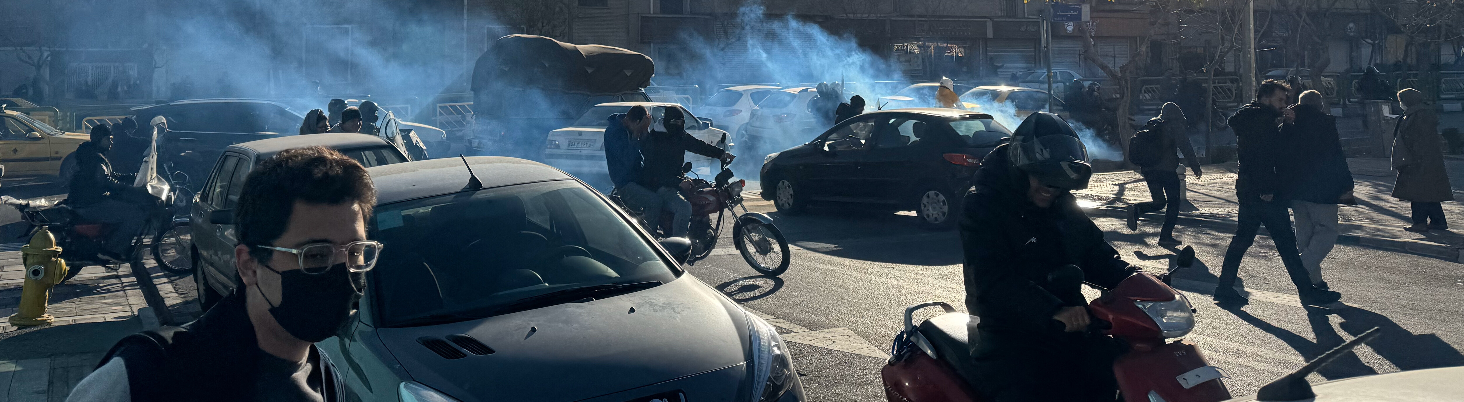 Ladenbesitzer und Händler protestieren am 29. Dezember 2025 in Teheran auf der Straße gegen die wirtschaftlichen Bedingungen und die angeschlagene Währung des Iran.