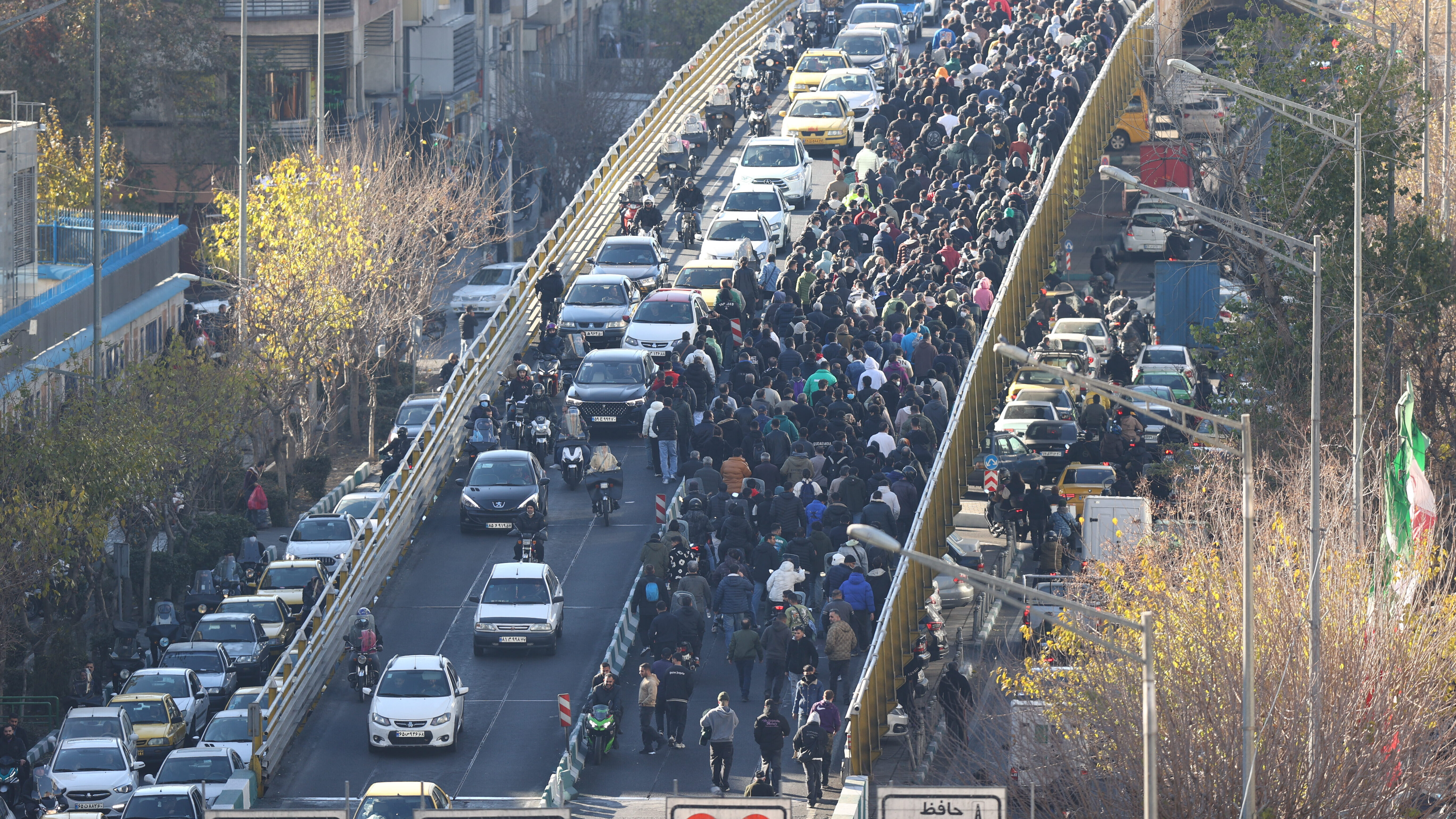 Händler blockieren mit einem Protestmarsch eine normalerweise von Autos befahrene in Teheran. Sie protestieren gegen die schlechte wirtschaftliche Lage und die angeschlagene iranische Währung zu (29.12.2025)