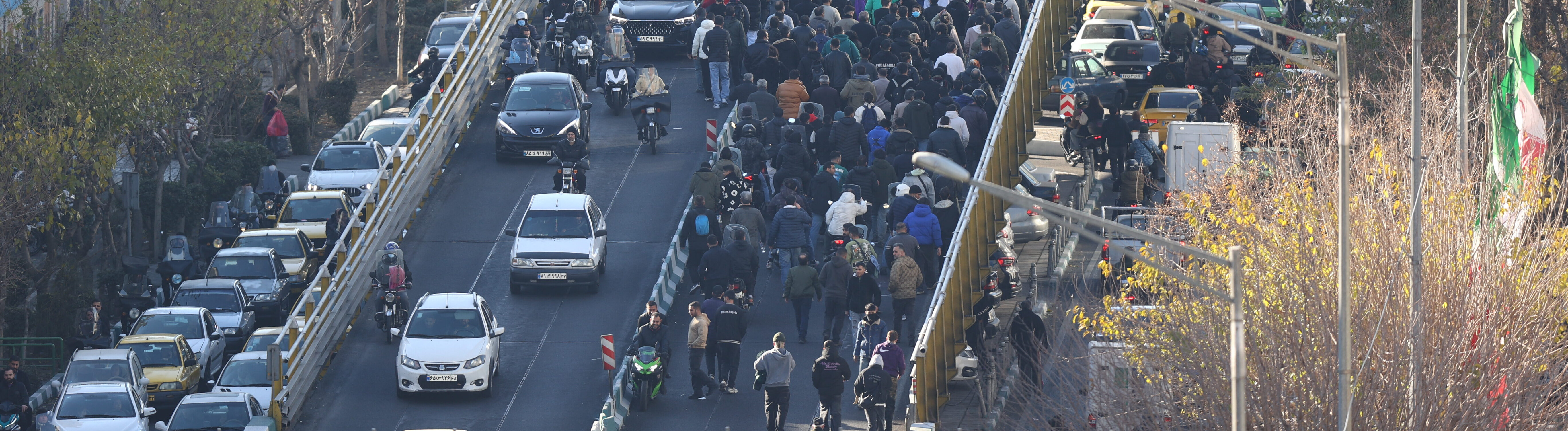 Händler blockieren mit einem Protestmarsch eine normalerweise von Autos befahrene in Teheran. Sie protestieren gegen die schlechte wirtschaftliche Lage und die angeschlagene iranische Währung zu (29.12.2025)