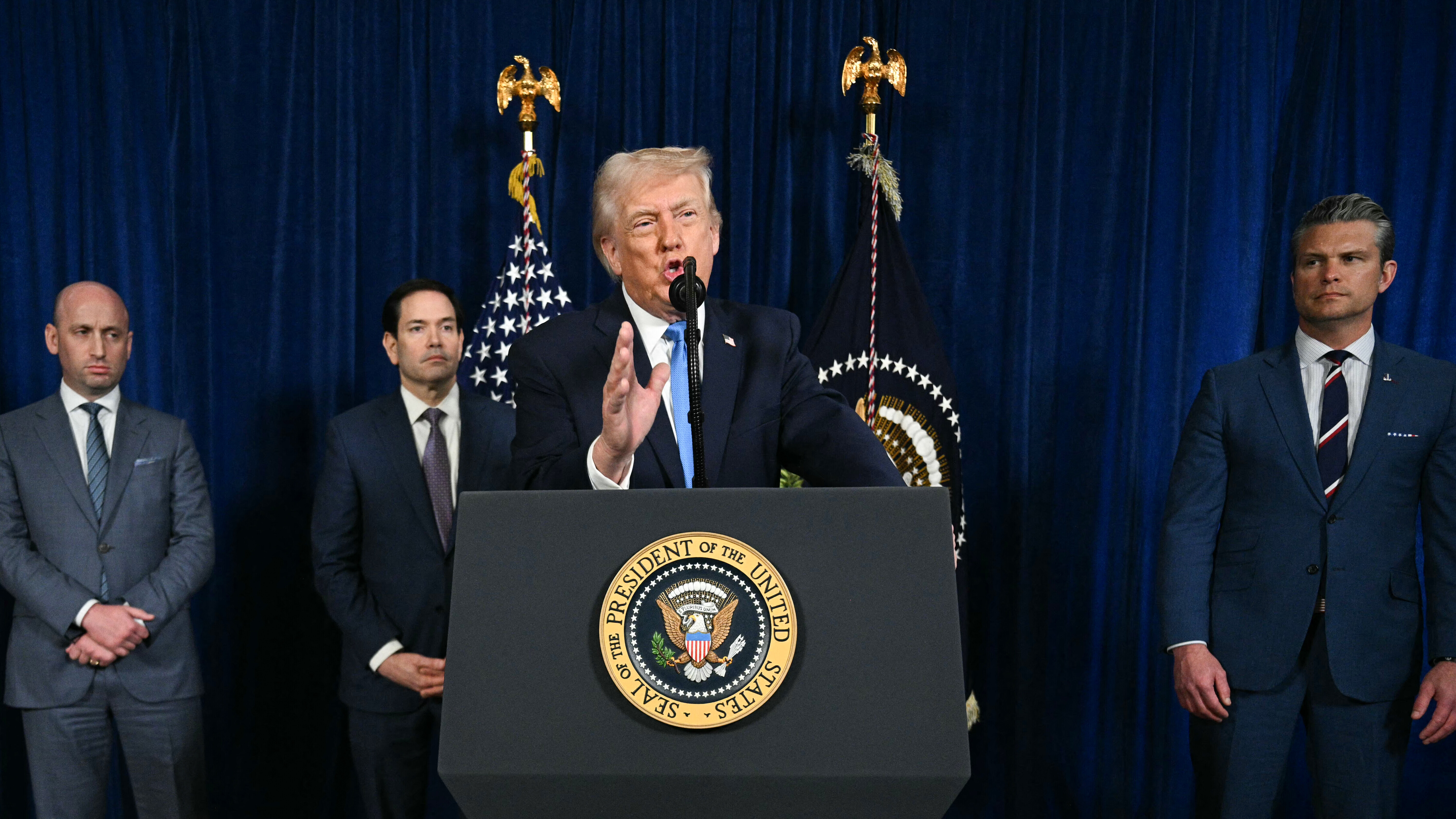 US-Präsident Donald Trump bei Pressekonferenz in seiner Residenz Mar-a-Lago in Palm Beach, Florida, neben (v.l.n.r.) seinem stellvertretenden Stabschef Stephen Miller, Außenminister Marco Rubio und US-Verteidigungsminister Pete Hegseth (03.01.2026)