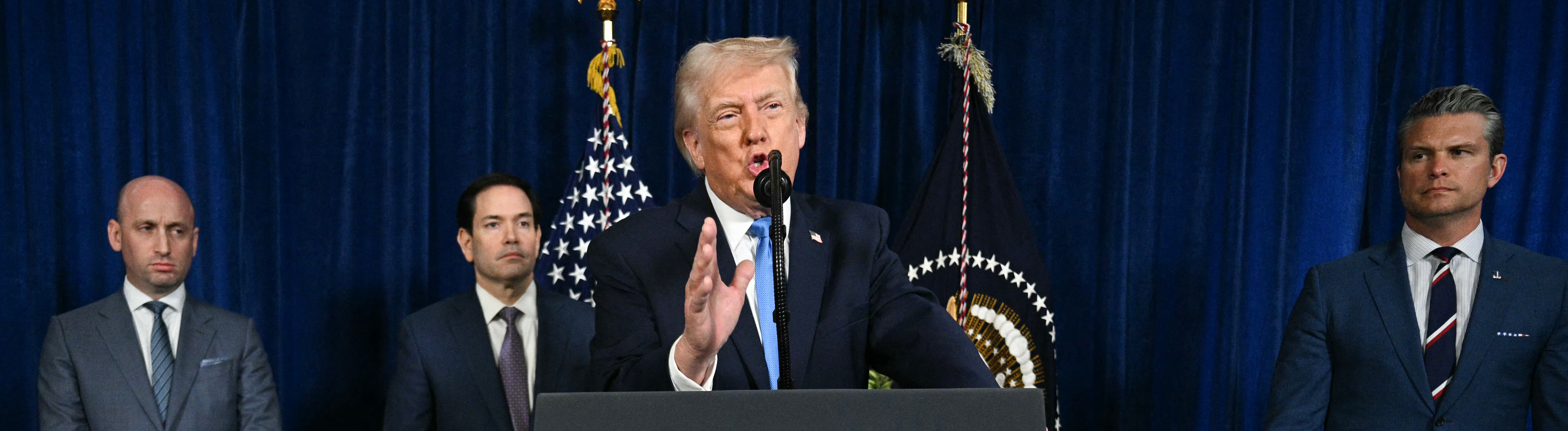 US-Präsident Donald Trump bei Pressekonferenz in seiner Residenz Mar-a-Lago in Palm Beach, Florida, neben (v.l.n.r.) seinem stellvertretenden Stabschef Stephen Miller, Außenminister Marco Rubio und US-Verteidigungsminister Pete Hegseth (03.01.2026)