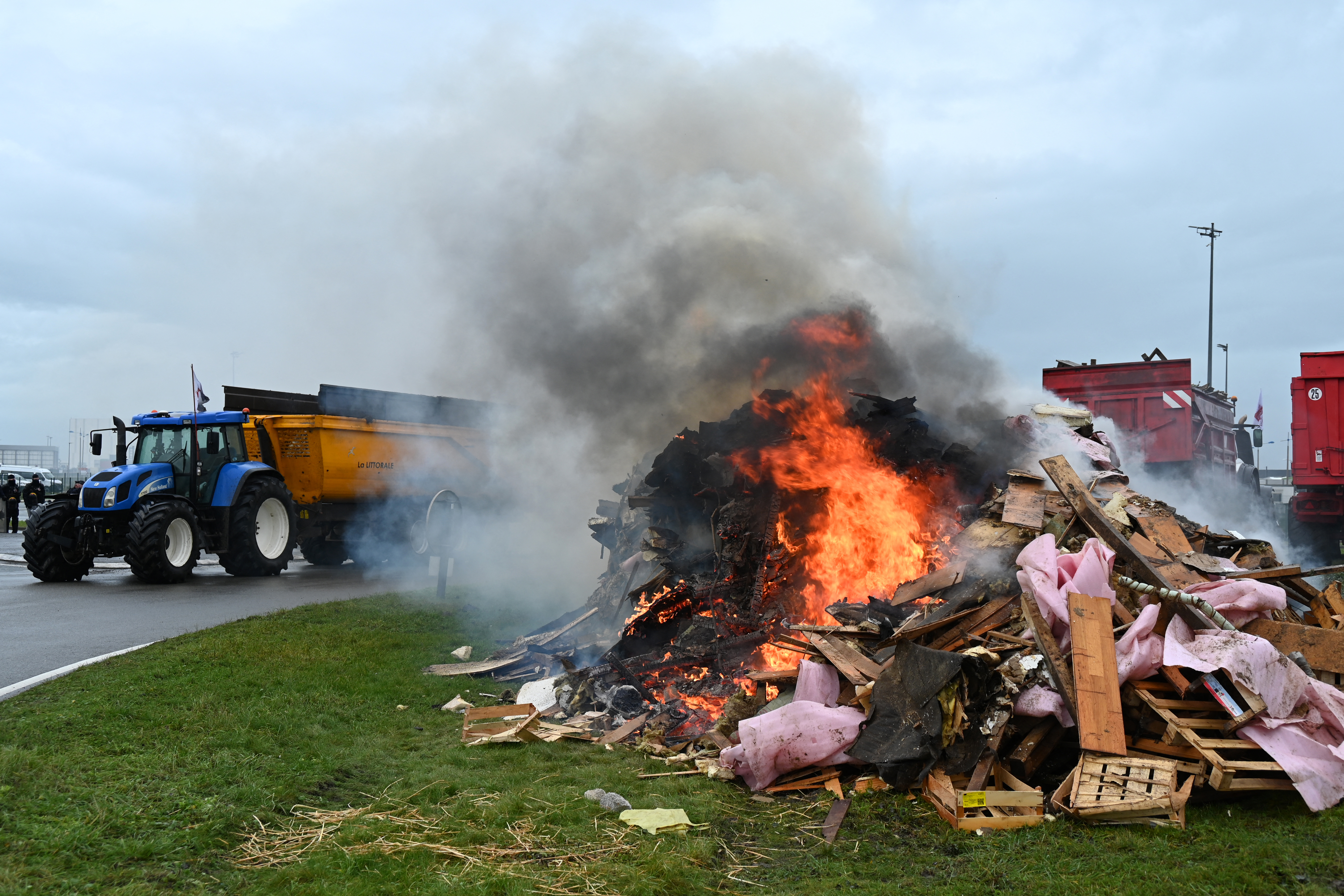 Landwirte legen Feuer, während sie am 15. Januar 2026 im Hafen von Dünkirchen in Loon-Plage nahe Dünkirchen gegen das EU-Mercosur-Handelsabkommen protestieren.