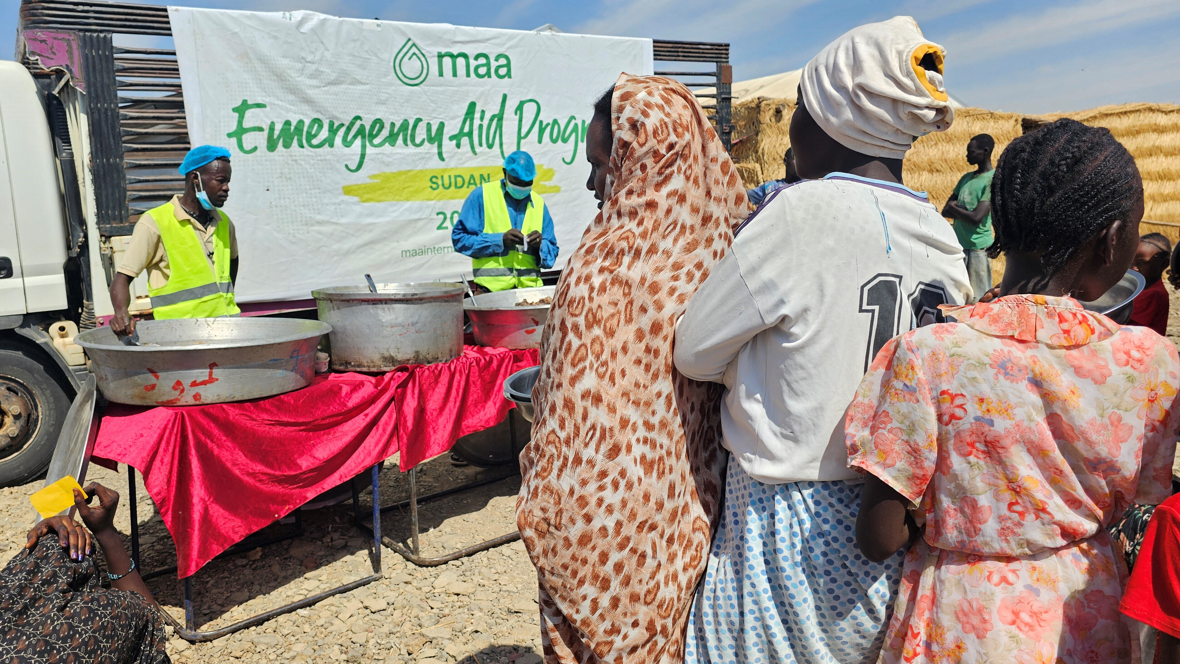 Vertriebene Sudanesen warten im Flüchtlingslager Abu al-Naga auf die Ausgabe von Lebensmitteln (06.02.2026)