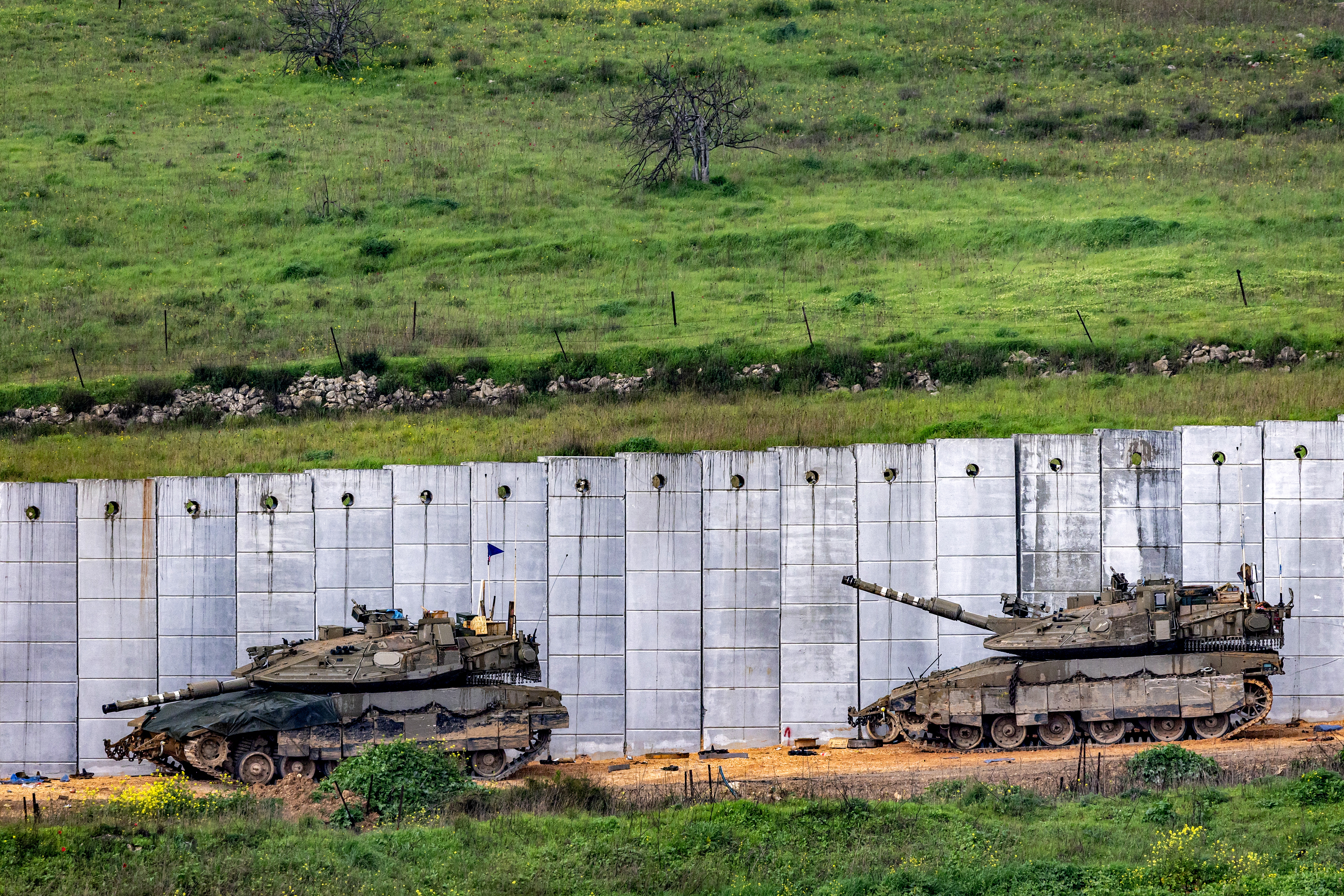 Zwei Kampfpanzer der israelischen Armee fahren entlang der Grenze zum Libanon entlang (16.03.2026)