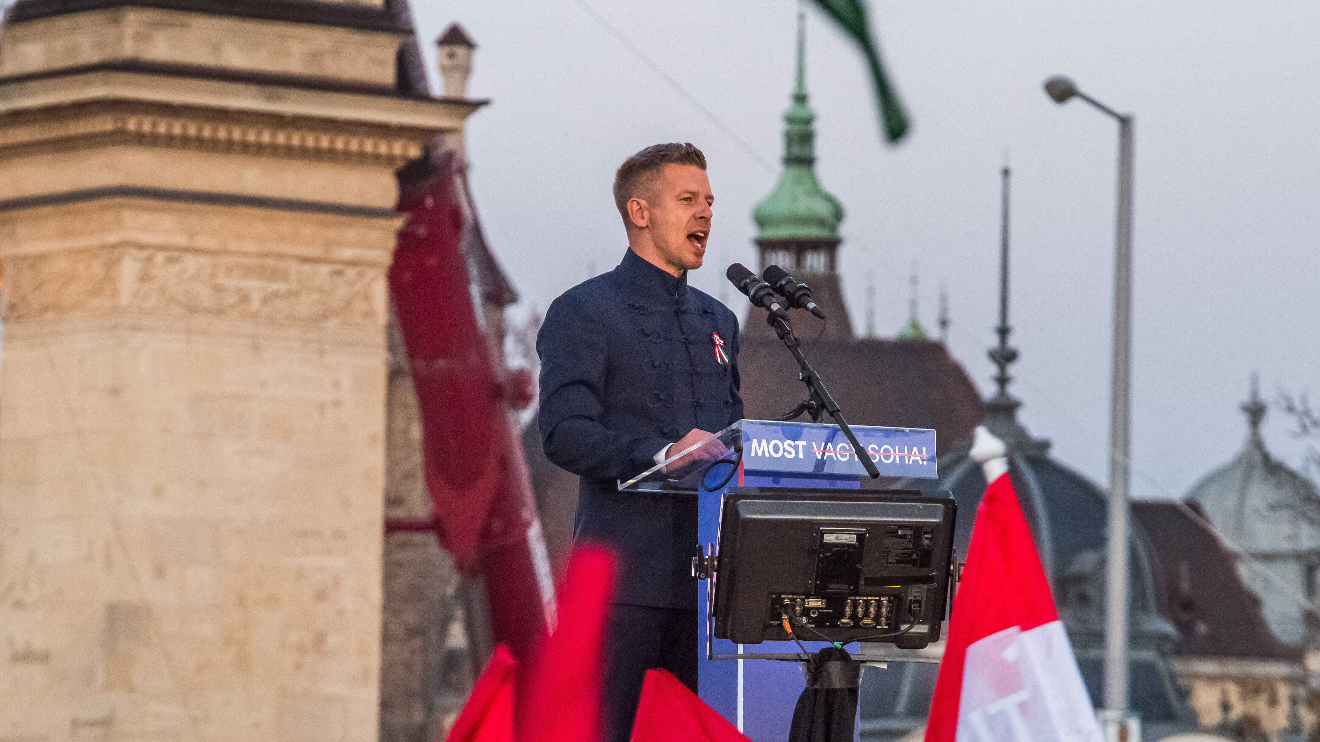 Der ungarische Oppositionsführer und Präsident der Tisza-Partei (Respekt und Freiheit), Peter Magyar, spricht bei einer Wahlkampfveranstaltung. Vor stehen Menschen mit ungarischen Flaggen (Budapest, 15.03.2026)