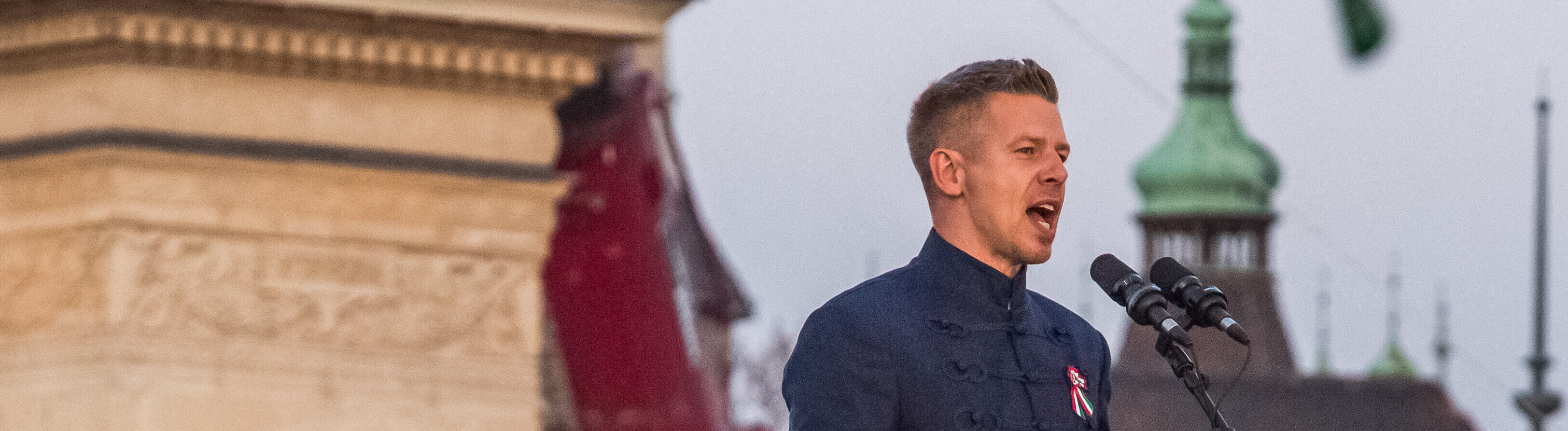 Der ungarische Oppositionsführer und Präsident der Tisza-Partei (Respekt und Freiheit), Peter Magyar, spricht bei einer Wahlkampfveranstaltung. Vor stehen Menschen mit ungarischen Flaggen (Budapest, 15.03.2026)