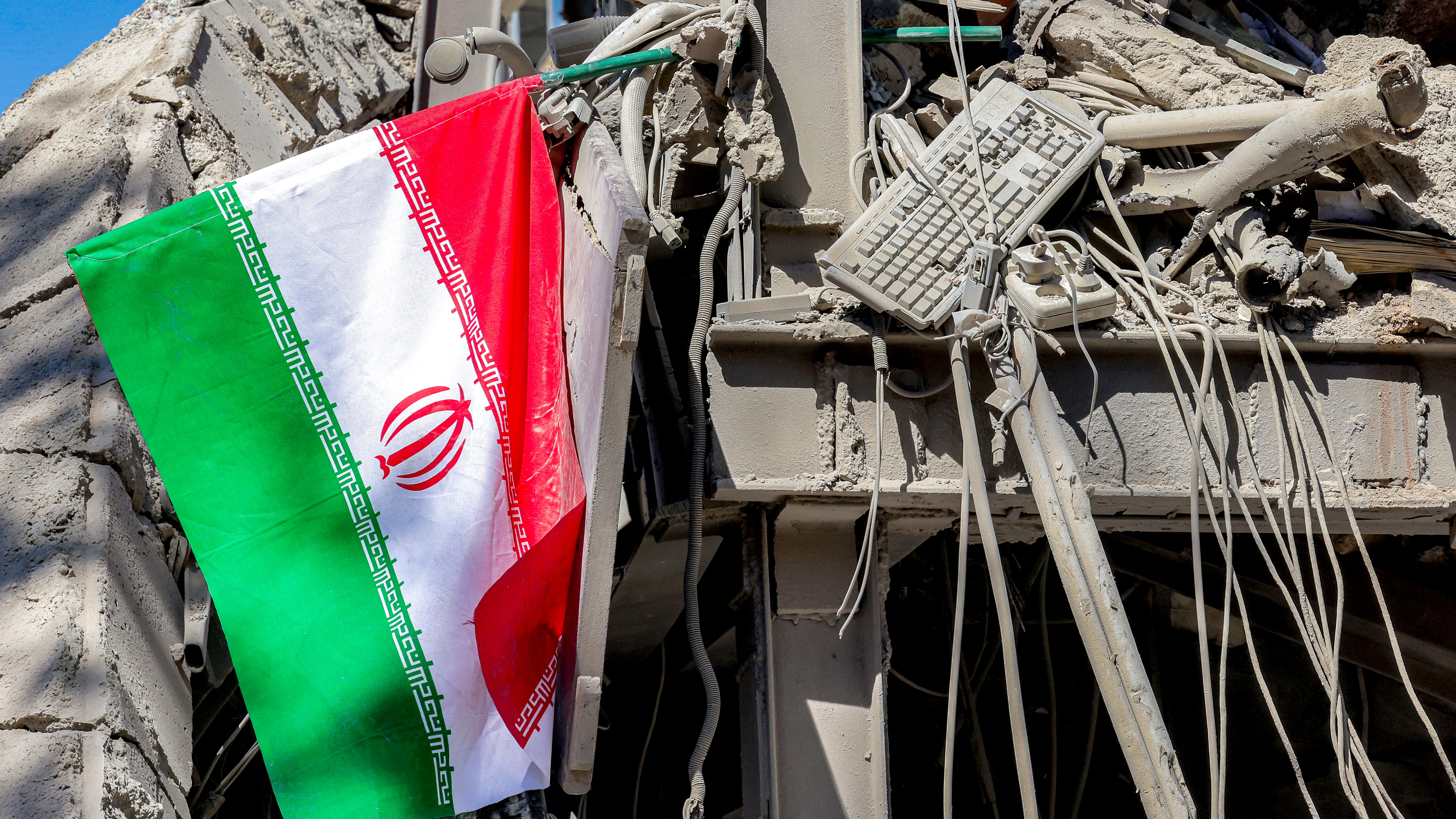 Iranische Flagge liegt neben den Trümmern eines eingestürzten Gebäudes nach den Anschlägen an der Sharif University of Technology in Teheran (Iran, 7.04.2026)