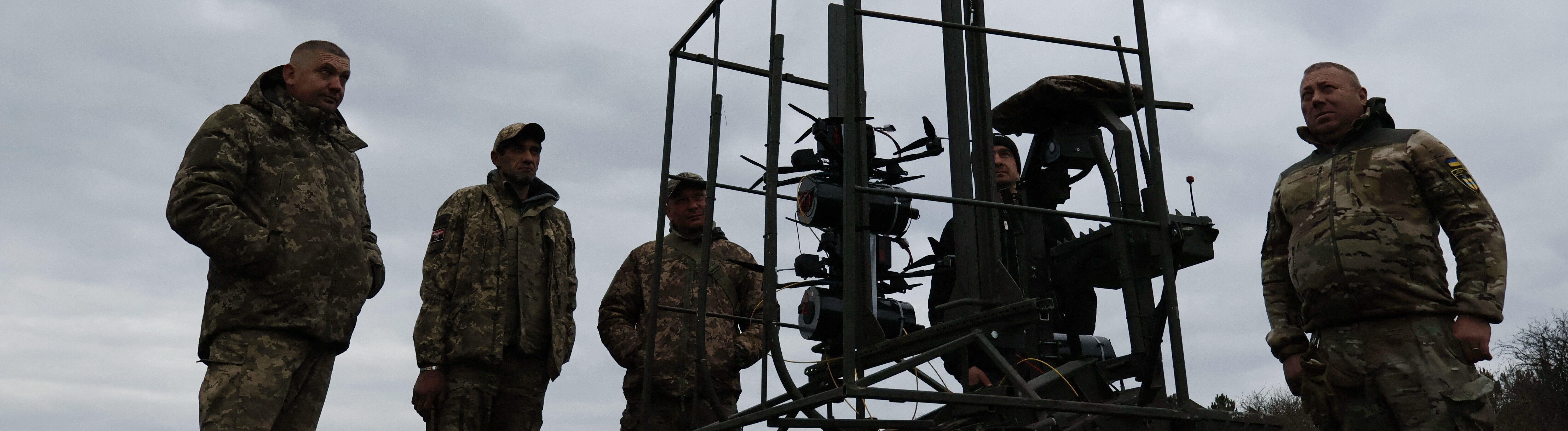 Dieses Bild wurde von der ukrainischen Armee aufgenommen und zeigt: Ukrainische Soldaten testen eine FPV-Drohne während einer Übung in der Region Saporischschja (10.04.2026)