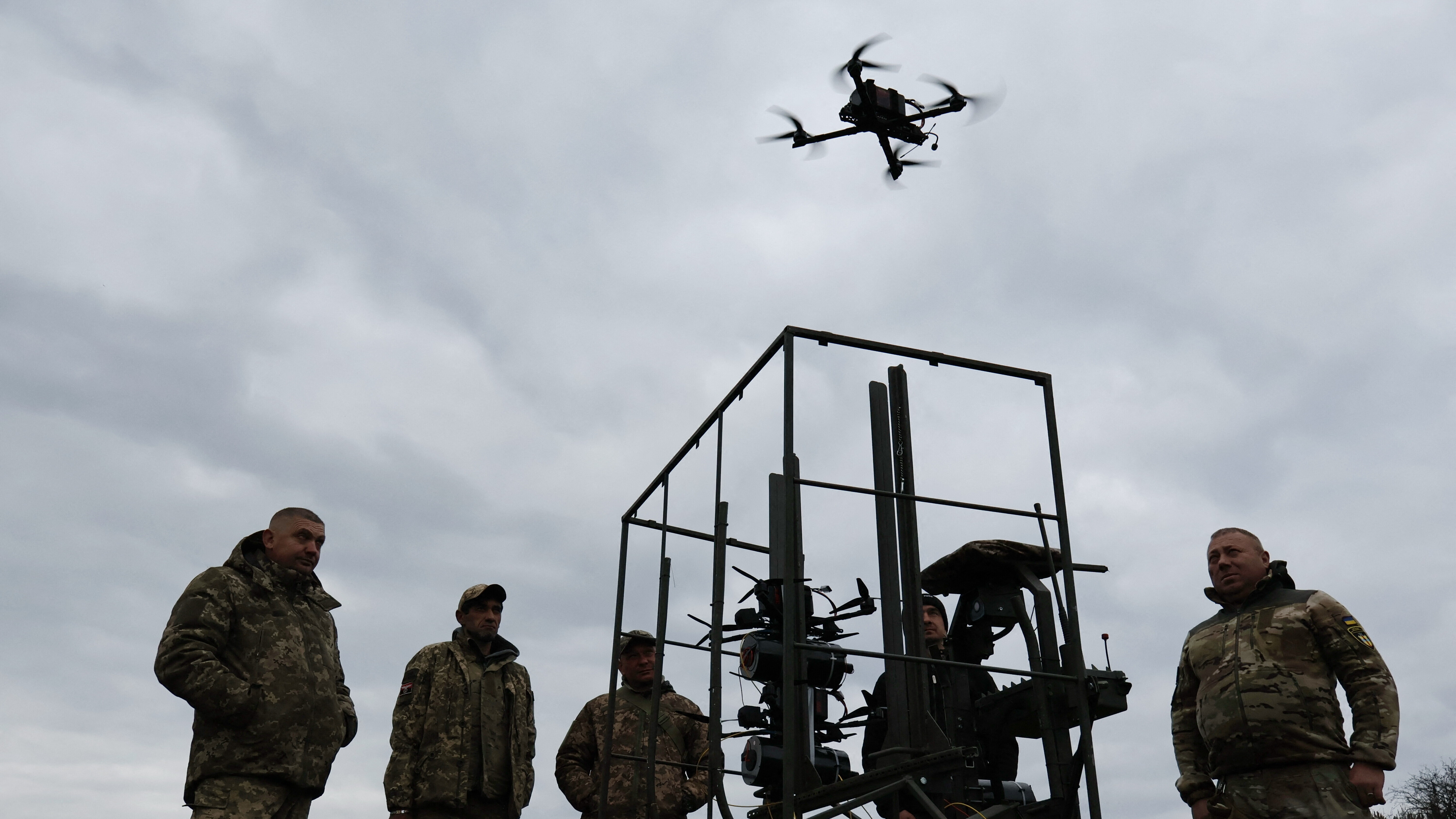 Dieses Bild wurde von der ukrainischen Armee aufgenommen und zeigt: Ukrainische Soldaten testen eine FPV-Drohne während einer Übung in der Region Saporischschja (10.04.2026)