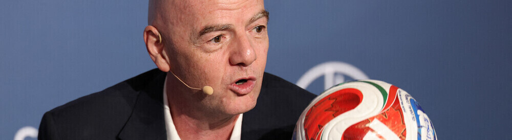 FIFA-Präsident Gianni Infantino hält einen bunten Fußball hoch