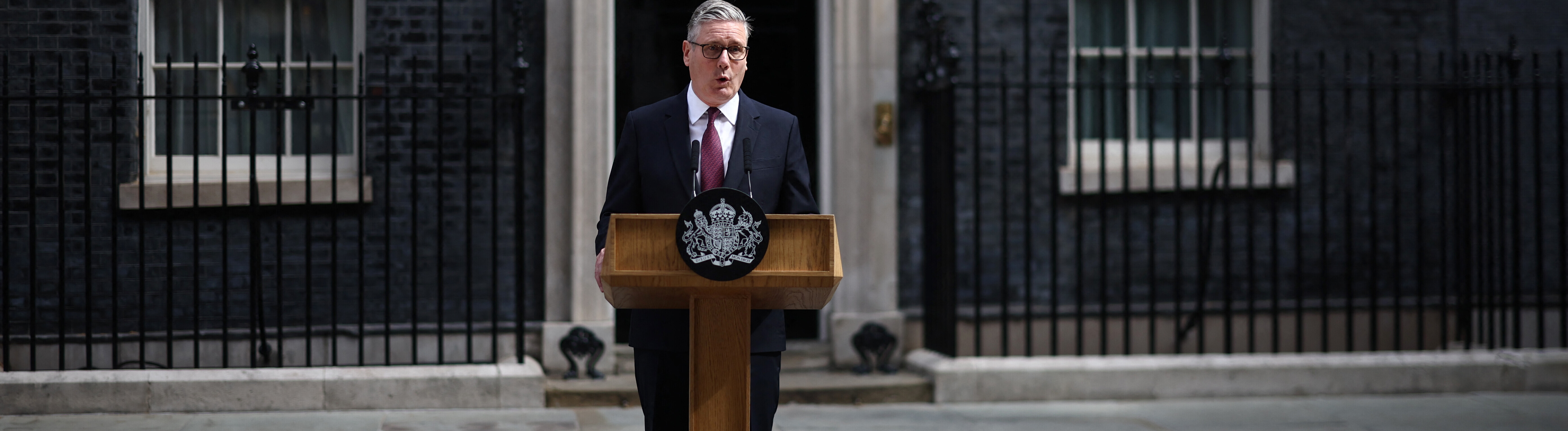 Der britische Premierminister Keir Starmer kündigt am Morgen des 22. Juni 2026 vor Downing Street  10 seinen Rücktritt an