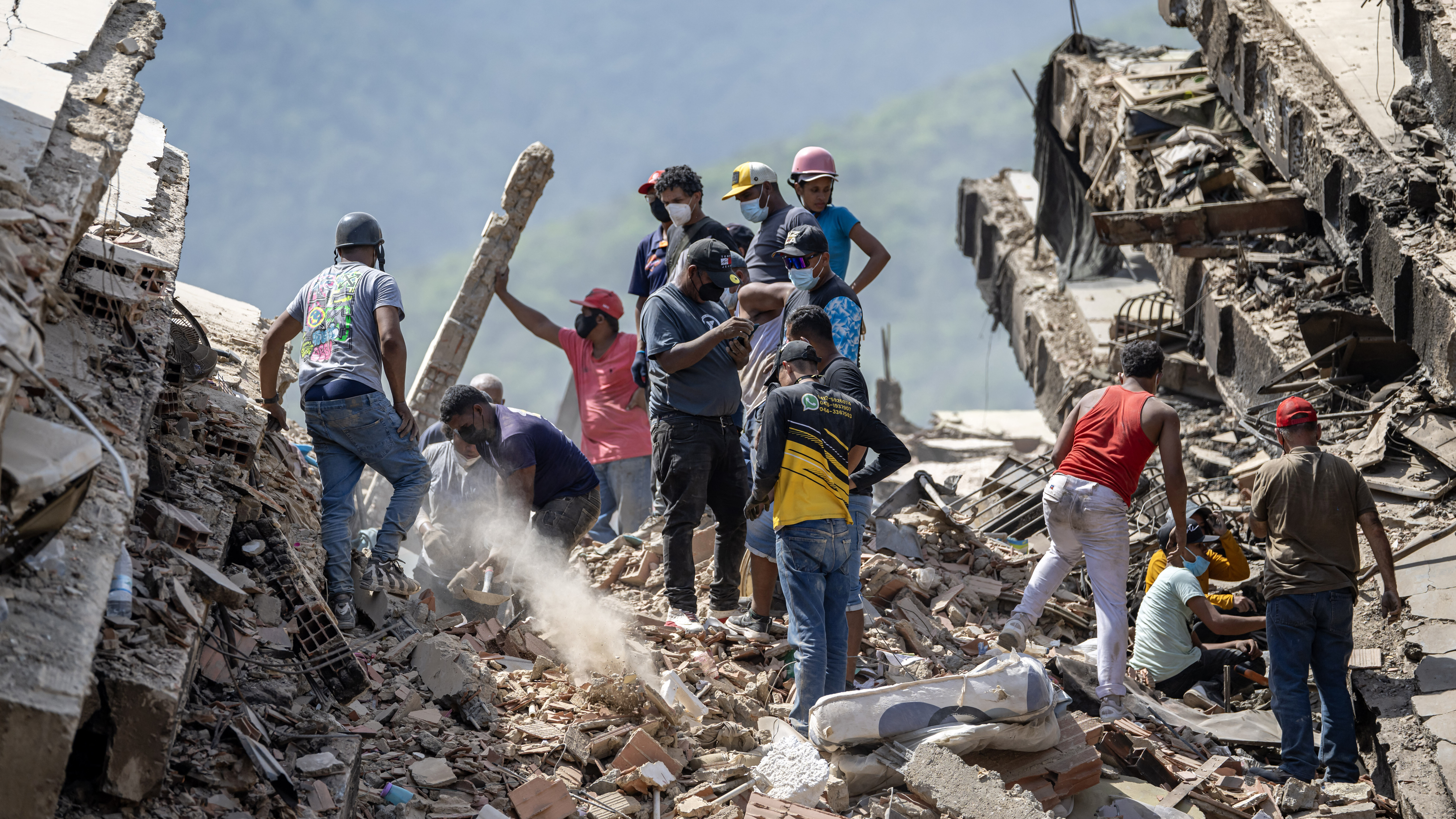 Freiwillige und Bewohner suchen nach dem Erdbeben in den Trümmern eingestürzter Gebäude nach Überlebenden (Caraballeda, Bundesstaat La Guaira, Venezuela, 28.06.2026)