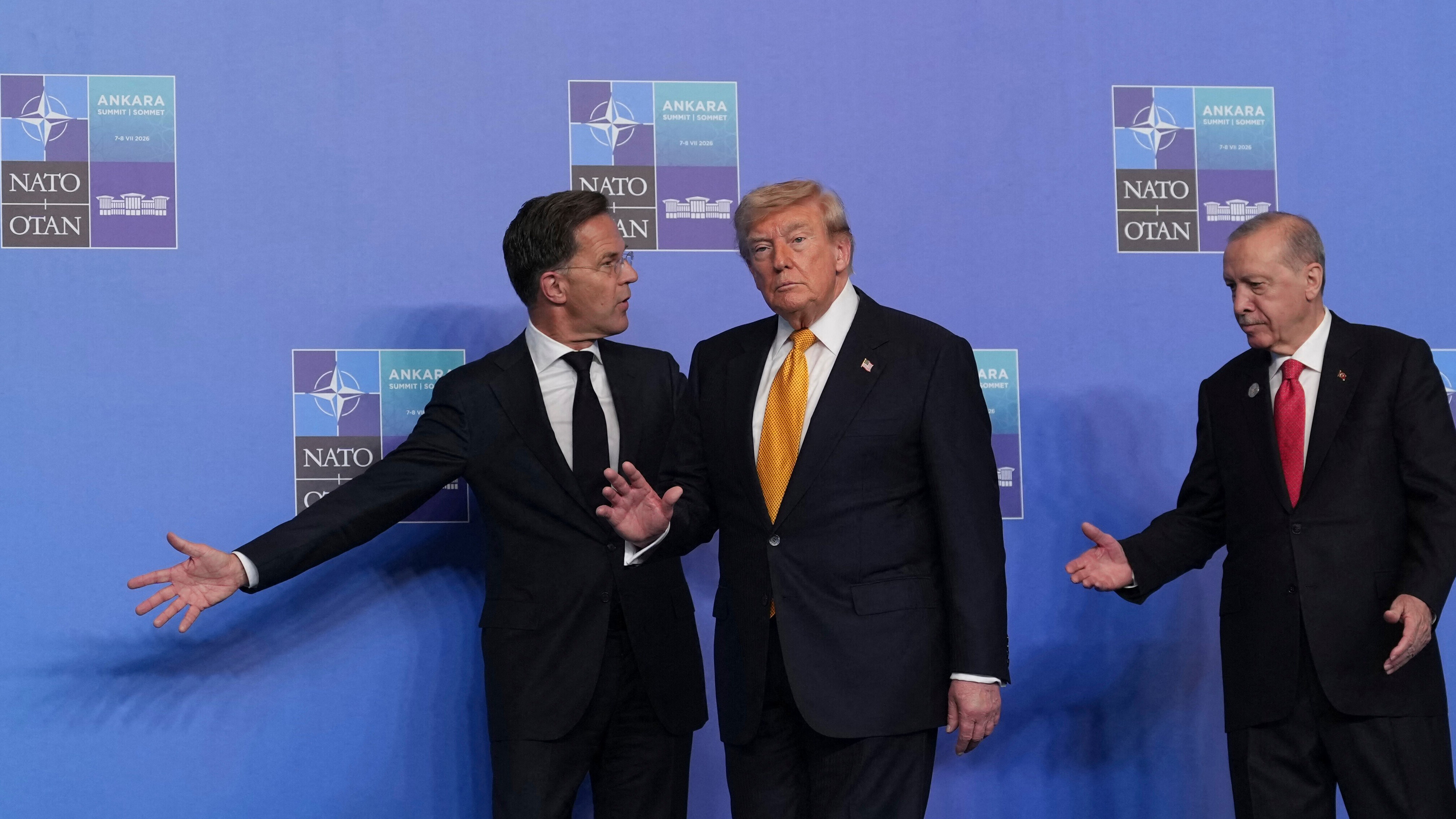 NATO-Generalsekretär Mark Rutte begrüßt US-Präsident Donald Trump, daneben der türkische Präsidenten Recep Tayyip Erdoğan.