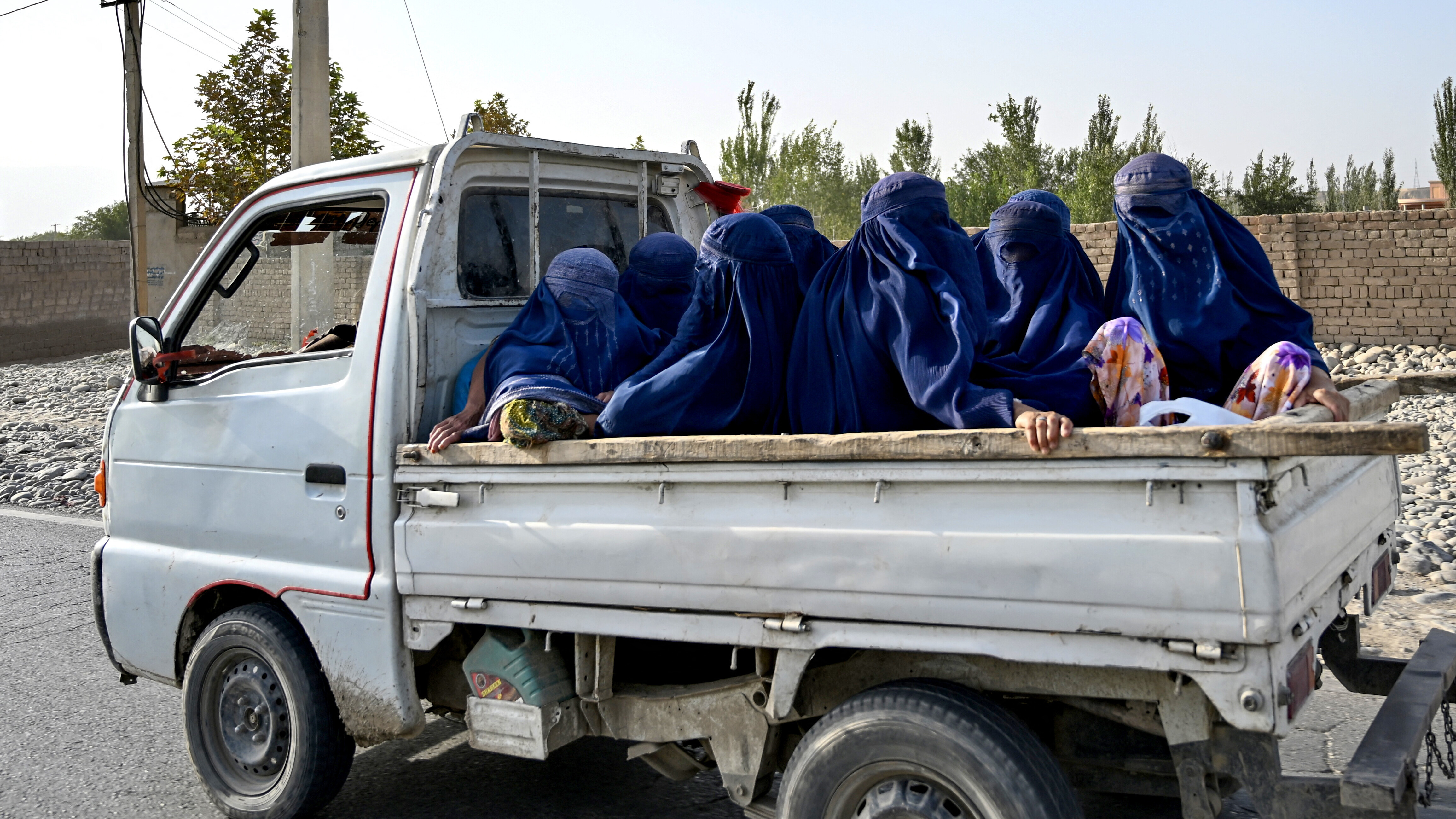 In Burkas gehüllte Frauen sitzen auf einem Kleinlaster (Afghanistan, Provinz Takhar, 29.07.2026)