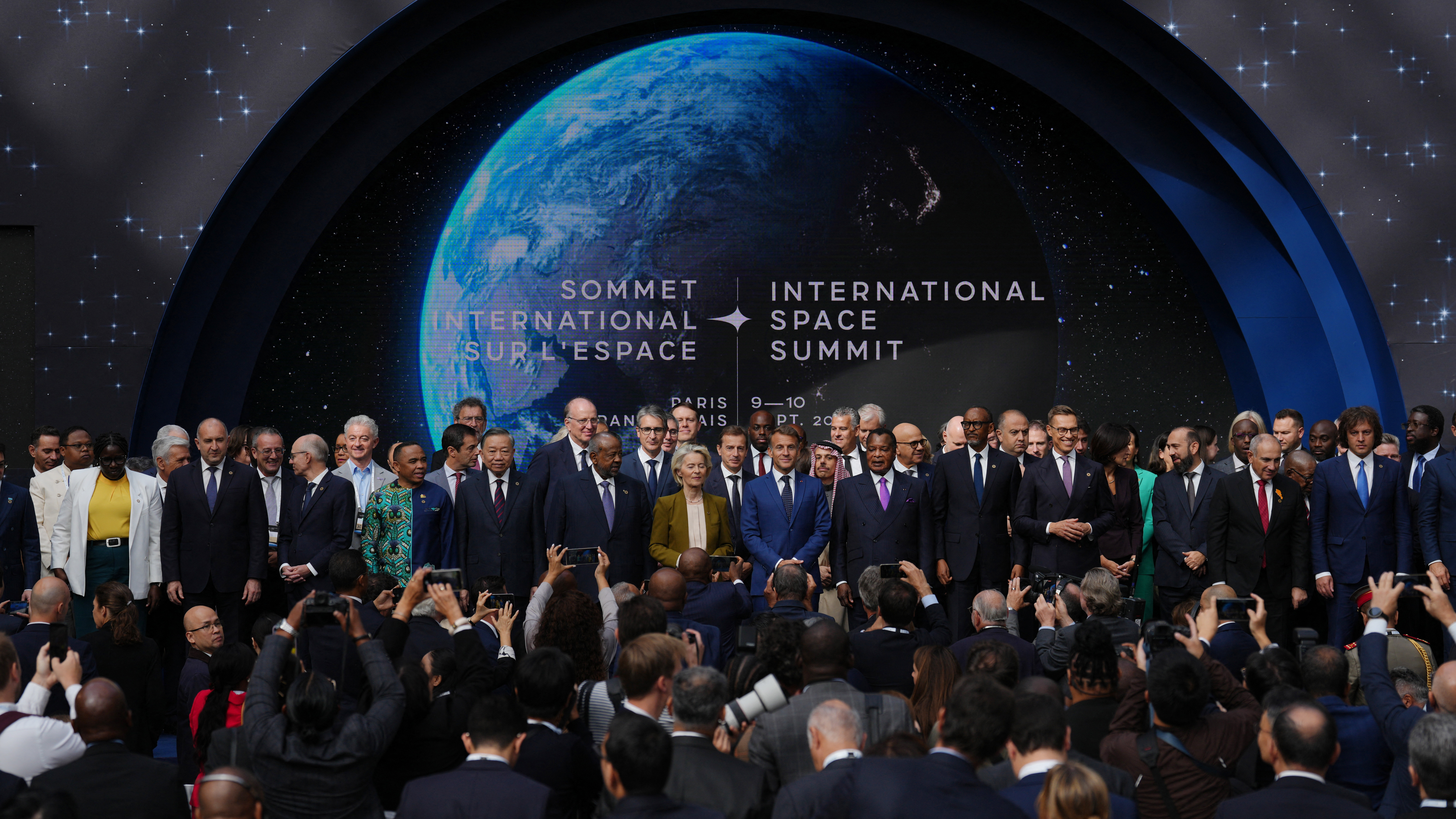 Die Präsidentin der Europäischen Kommission Ursula von der Leyen (Mitte links) und Frankreichs Präsident Emmanuel Macron (Mitte) am 10. September 2026 beim Internationalen Weltraumgipfel im Grand Palais in Paris auf.