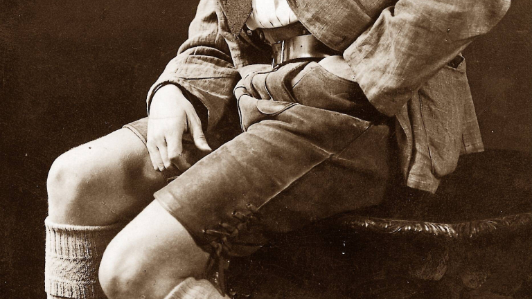 Atelieraufnahme von Adolf Hitler in Lederhose mit Jancker 1931 in München.