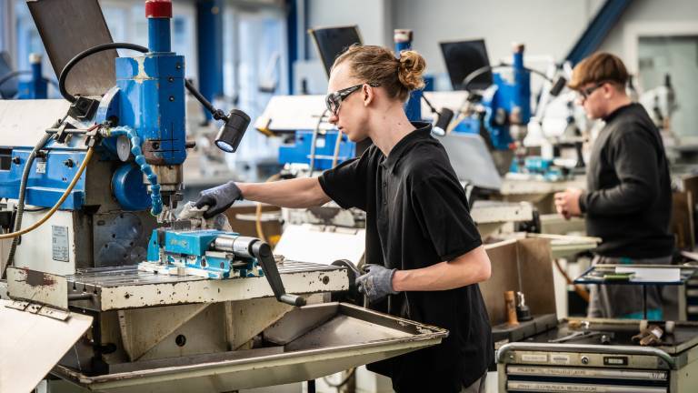 Auszubildende bearbeiten am Mittwoch, 23.10.2024, in der Ausbildungswerkstatt von Siemens Energy in Mülheim an der Ruhr Werkstücke aus Metall.