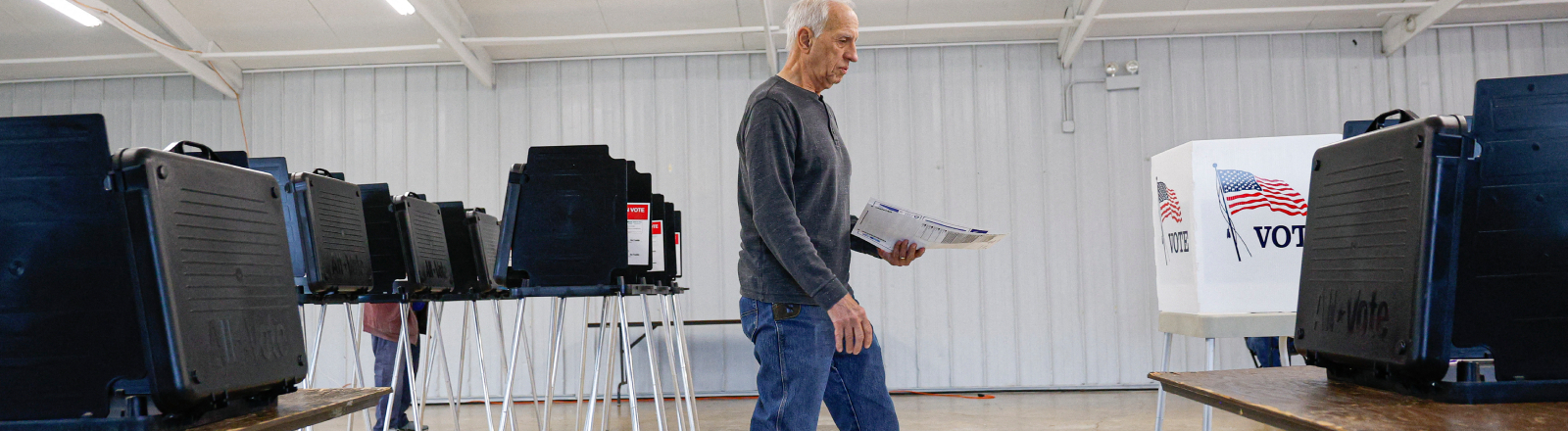 Ein Mann auf dem Weg zur Wahlurne im DuPage Event Center and Fairgrounds in Wheaton, Illinois, am 25. September 2026.
