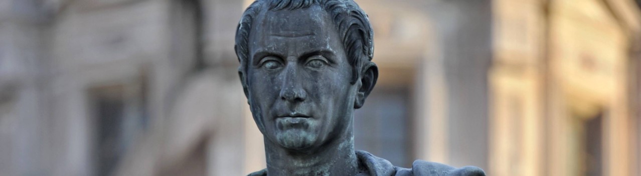 Bronzestatue des römischen Kaisers Gaius Julius Cäsar am Cäsar-Forum, Via dei Fori Imperiali, Rom, Latium, Italien, Europa