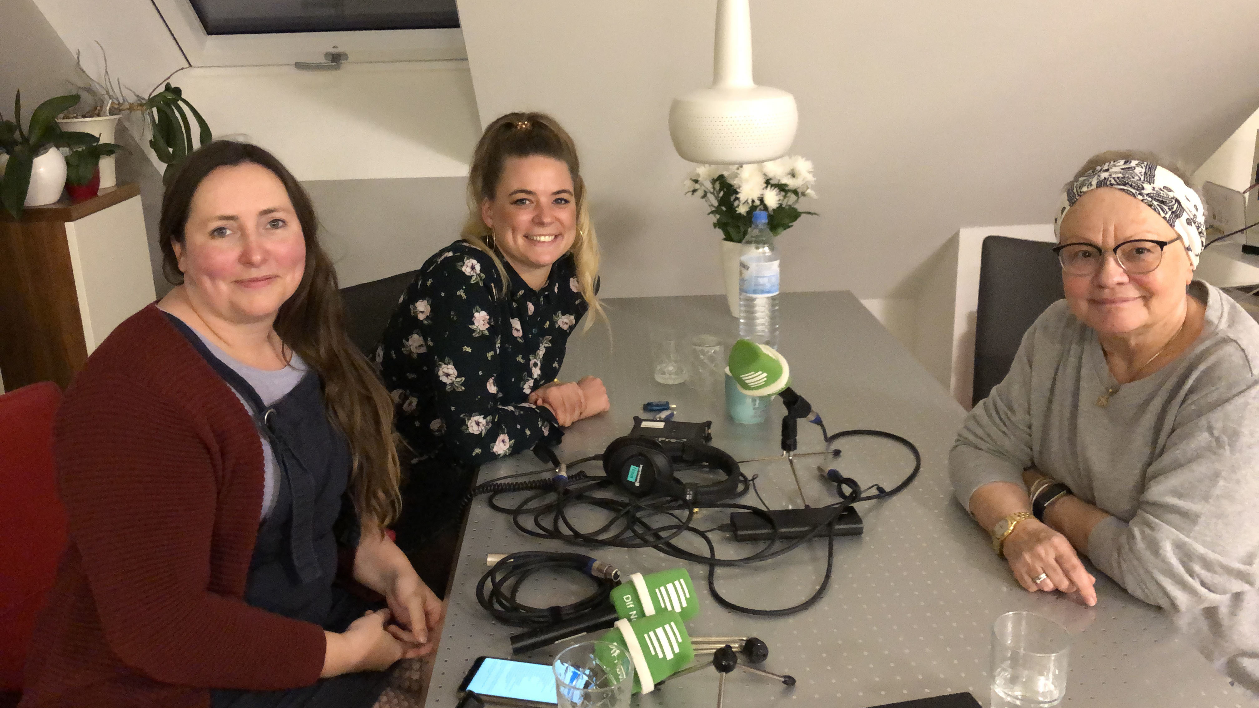 Dlf-Nova-Reporterinnen Tina Howard (l.) und Rahel Klein (m.) beim Interview mit Christa Herwig.