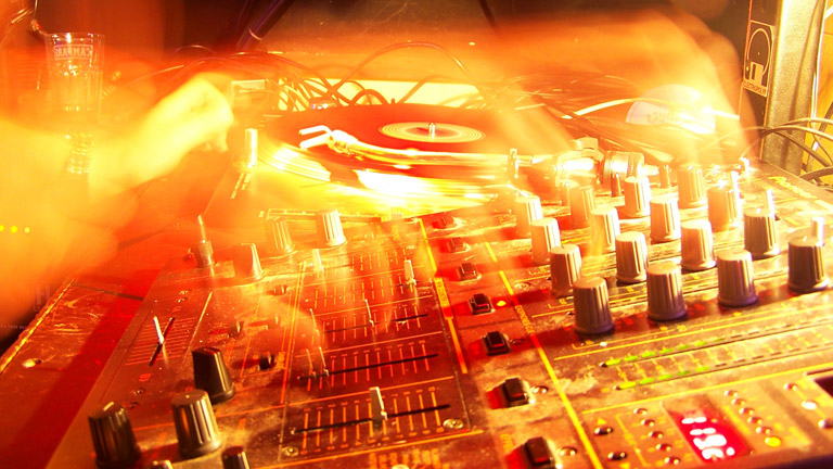 Ein DJ an den Plattentellern.