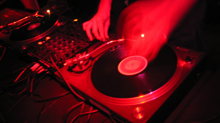 Ein DJ an den Plattentellern