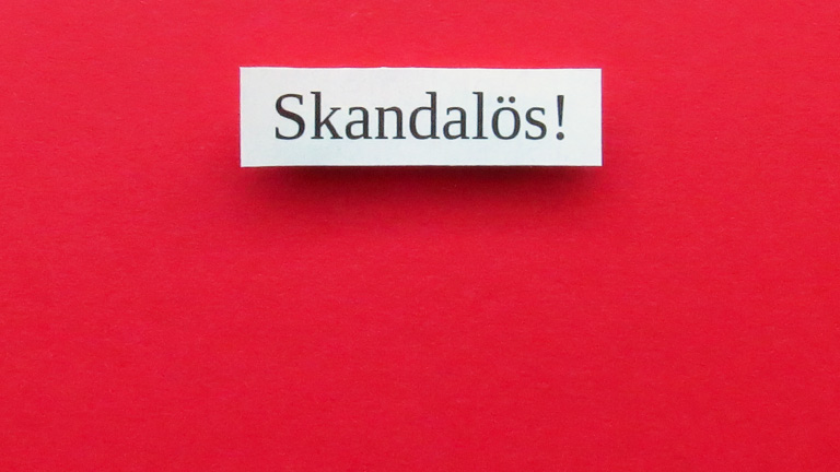 Bild mit der Aufschrift "Skandalös!"