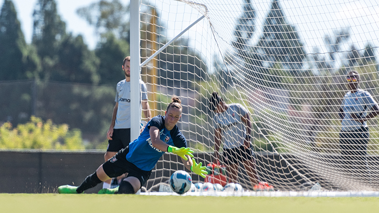 Die deutsche Fußball-Nationalspielerin Almuth Schult trainiert bei ihrem Club Angel City FC; sie wirft sich auf den Boden und hält einen Ball; Foto: dpa (19.09.2022)