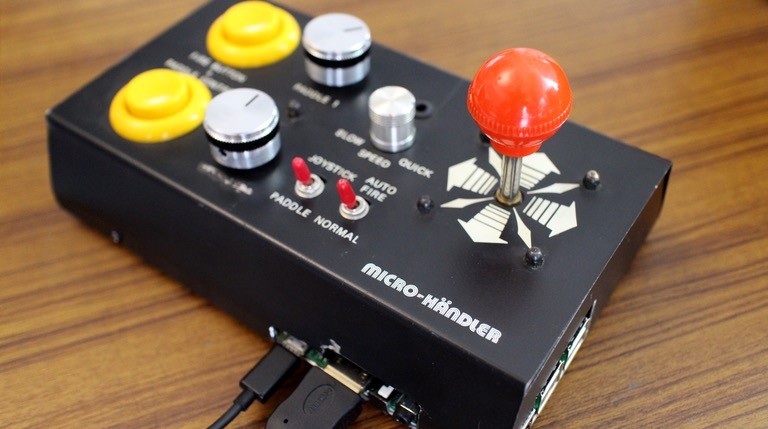 Diesen 80er-Jahre-Gamecontroller hat Moritz schon seit Jahren herumliegen und hat ihn jetzt zur Universalkonsole umgebaut,