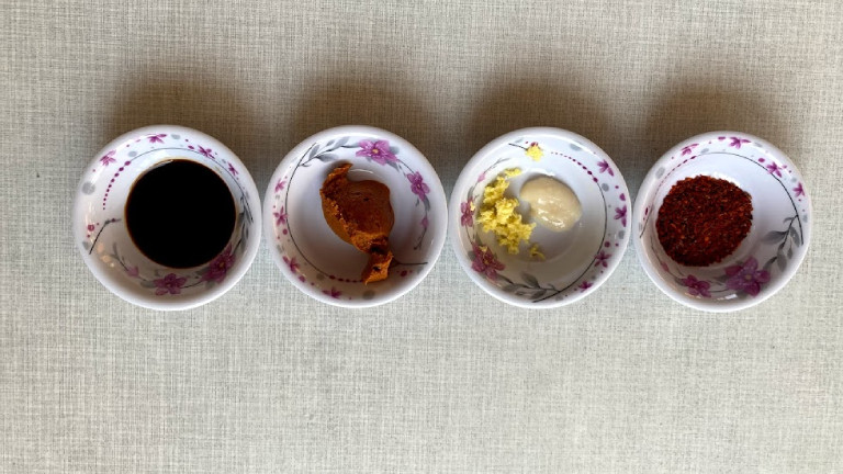 Für die Sauce: Sojasauce, Erdnussbutter, Ingwer und Chili