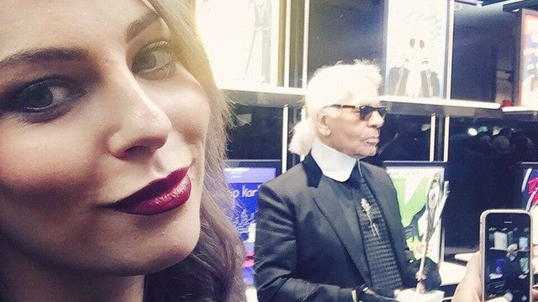 Selfie von Masha Sedgwick mit Karl Lagerfeld im Hintergrund.