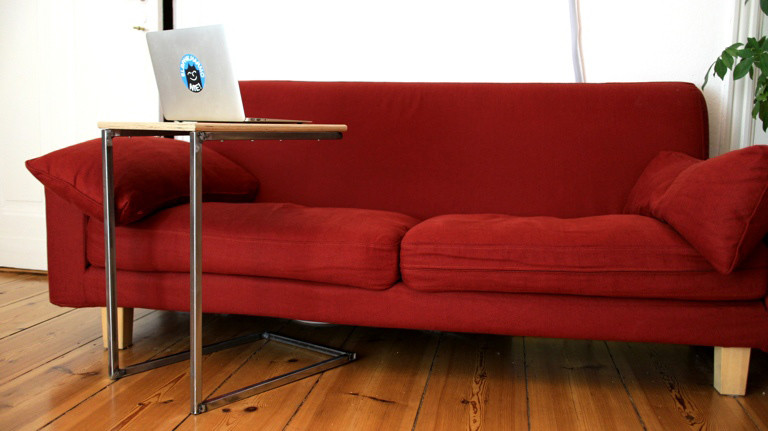 Der fertige Tisch ist perfekt zum Filme gucken - der Laptop-Bildschirm steht damit so nah, dass er größer wirkt als eine Beamer-Leinwand.