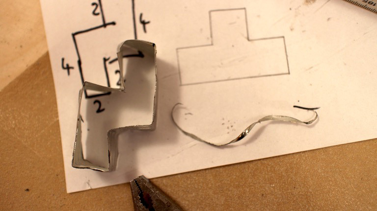 Die Tetris-Keksformen haben 2cm Länge, die durch Anzeichnen an dem Blechstreifen mehr oder weniger präzise gebogen werden können.