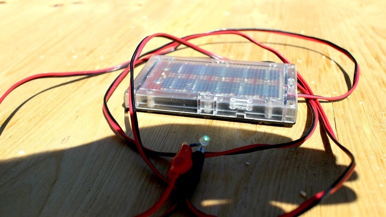 Dieses kleinere Experimentier-Modul kommt ohne Laderegler aus - die gewonnenen Energie genügt immerhin für eine grüne Leuchtdiode.