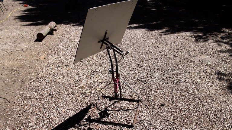 Die Solaranlage soll beim nächsten Netzbasteln einen Heliostat antreiben - das Gestell für diesen automatischen Sonnenspiegel hat Moritz schon geschweißt.