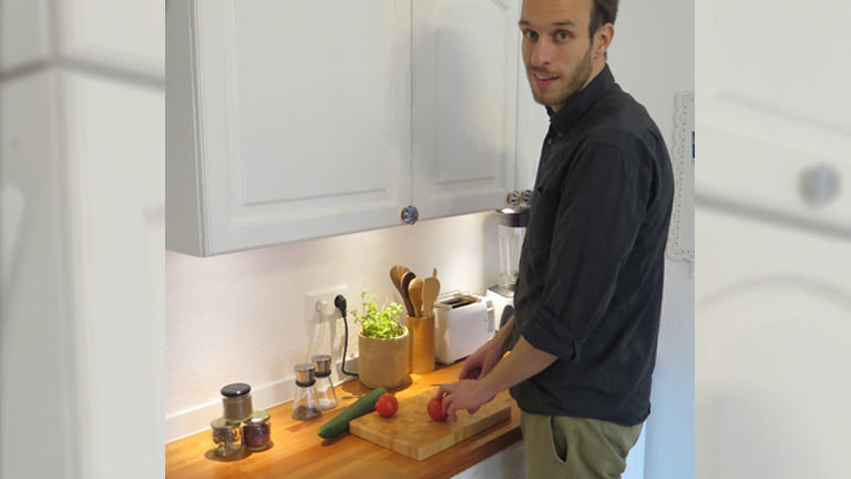 Tobias Hoffahrt bei der Essenszubereitung in seiner Küche in Essen.
